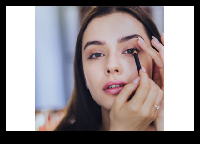 Από το γραφείο στο δείπνο: Μεταβαίνοντας το φυσικό μακιγιάζ σας για Evening Glam