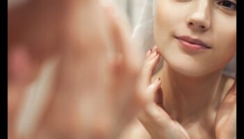 Περιποίηση δέρματος για ξηρό και λεπιοειδές δέρμα: Αναζωογόνηση της επιδερμίδας σας με TLC